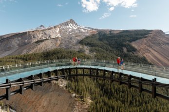 People viewing the mountains at the Columbia Icefield Skywalk